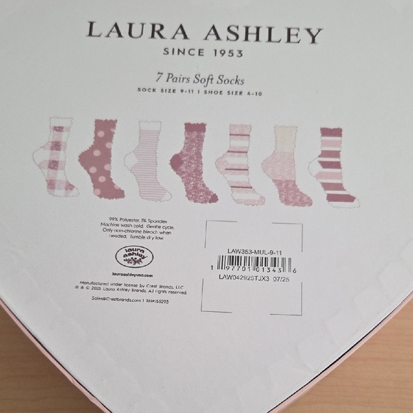 Laura Ashley NWT Heart-Shaped Box Fuzzy Socks in Pink and White - Picture 4 of 5
